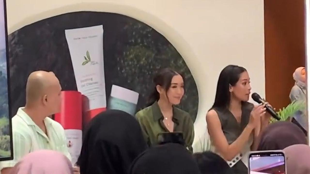 Di bagian panggung, Maudy terlihat tengah sibuk mengikuti acara sebagai bintang tamu. Ia bahkan tak sempat memantau di mana suaminya berada saat itu.