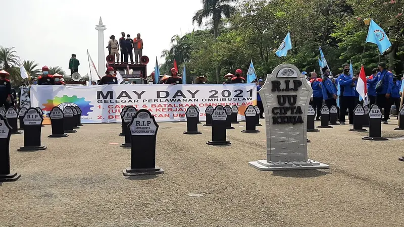 Suasana peringatan Hari Buruh di Patung Kuda Jakarta, Sabtu (1/5/2021)