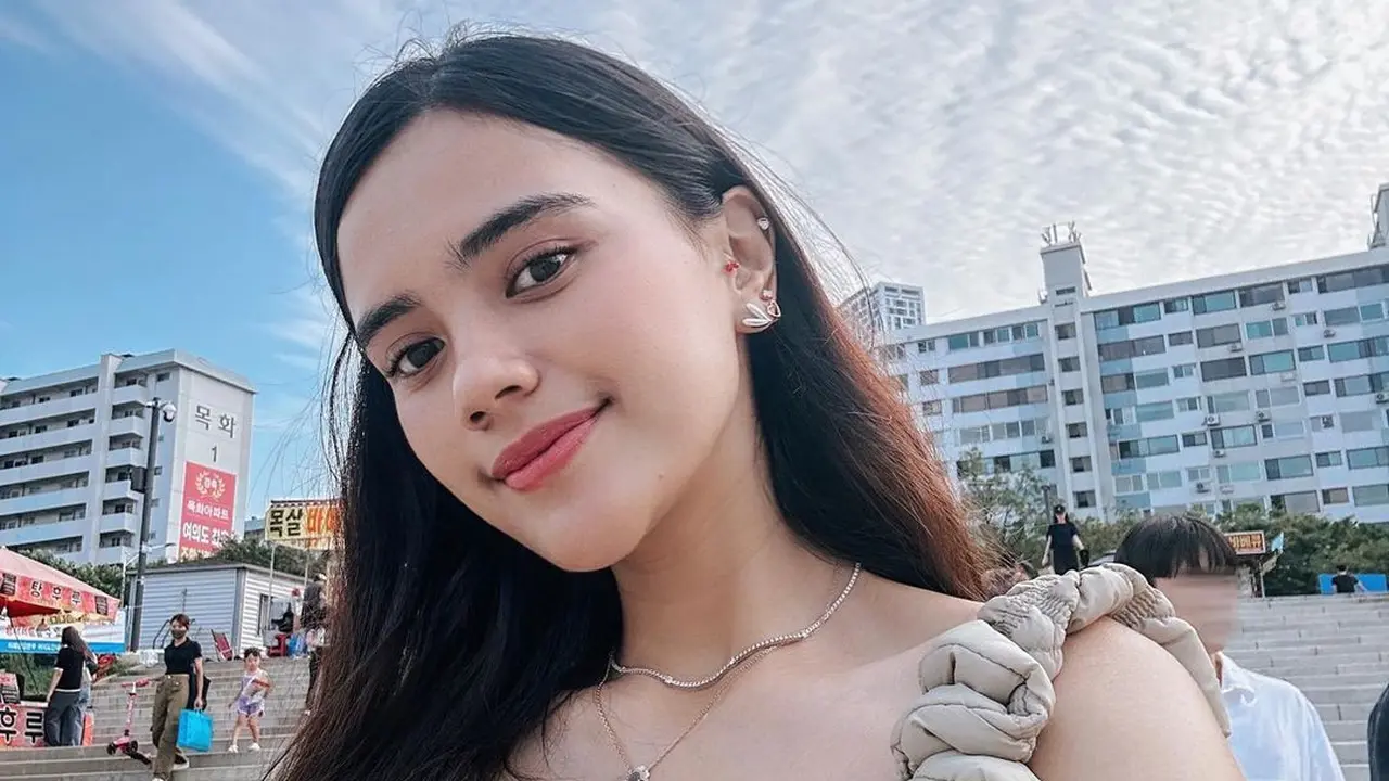 Yuk lihat outfit simpel Audi Marissa saat jalan-jalan ke Korea Selatan.