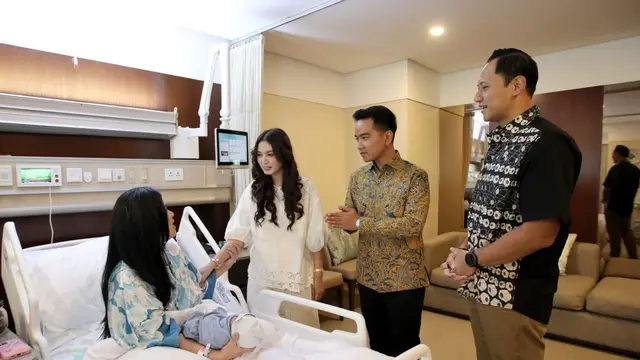 Baru Terungkap! Selvi Ananda Tampil Anggun Saat Jenguk Annisa Pohan Pasca Melahirkan Anak Kedua