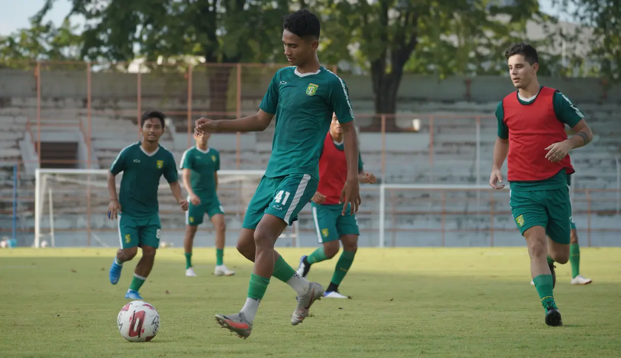 Sang pelatih Aji Santoso dan asisten Bejo Sugiantoro absen mendampingi latihan karena mengikuti sebuah acara yang diadakan oleh sponsor Persebaya Surabaya di Jakarta. (Foto: Dokumentasi Persebaya)
