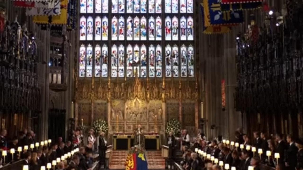 Detik-detik peti mati Ratu Elizabeth II terlihat jelas. Perlahan-lahan mulai turun diikuti dengan suasana khidmat (Buckingham Palace)