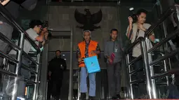 Djoko Pranomo keluar dari gedung KPK usai menjalani pemeriksaan sebagai tersangka dalam kasus dugaan korupsi Balai Pendidikan dan Pelatihan Ilmu Pelayaran Sorong tahap III, Jakarta, Rabu (2/3/2016). (Liputan6.com/Helmi Afandi)