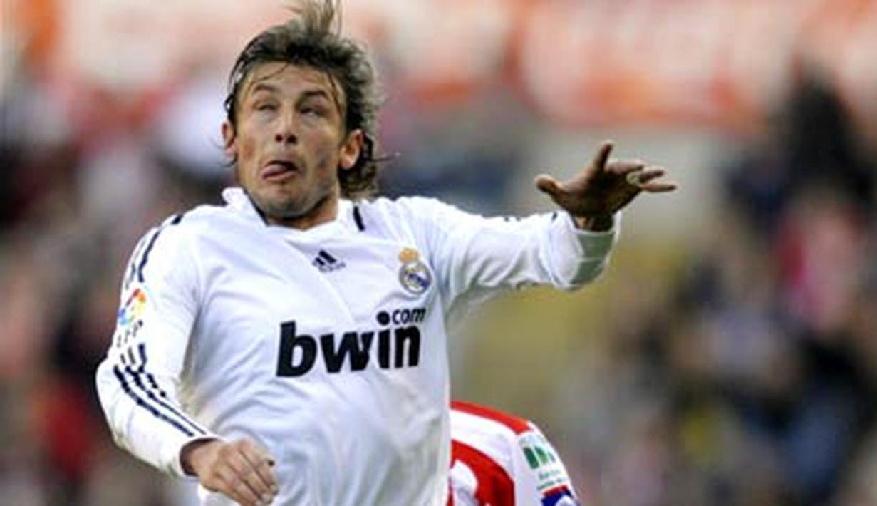 Real Madrid's Argentinian Gabriel Heinze heads the ball during a Spanish league football match against Sporting Gijon at the Molinon Stadium in Gijon, on February 15, 2009. Real Madrid won the match 4-0. AFP PHOTO / MIGUEL RIOPA 