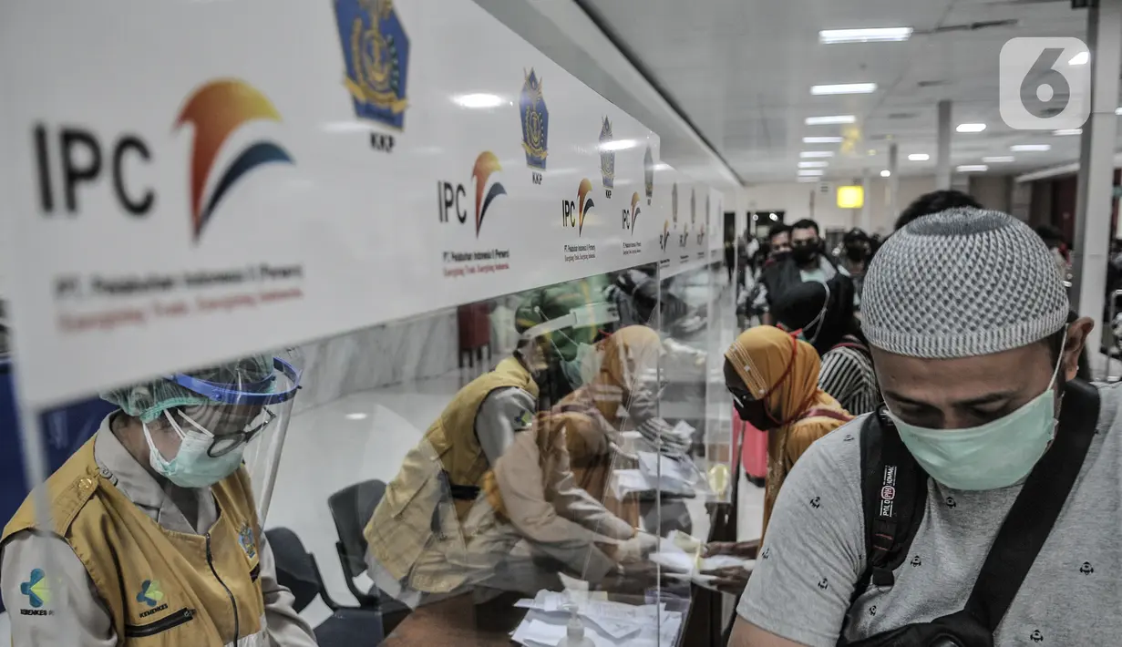 Penumpang KM Dorolonda menyerahkan surat hasil rapid test saat tiba di Pelabuhan Tanjung Priok, Jakarta, Selasa (22/12/2020). Surat keterangan hasil rapid test sebagai bukti kesehatan guna mencegah penyebaran virus Covid-19 selama arus libur Natal dan Tahun Baru. (merdeka.com/Iqbal S. Nugroho)