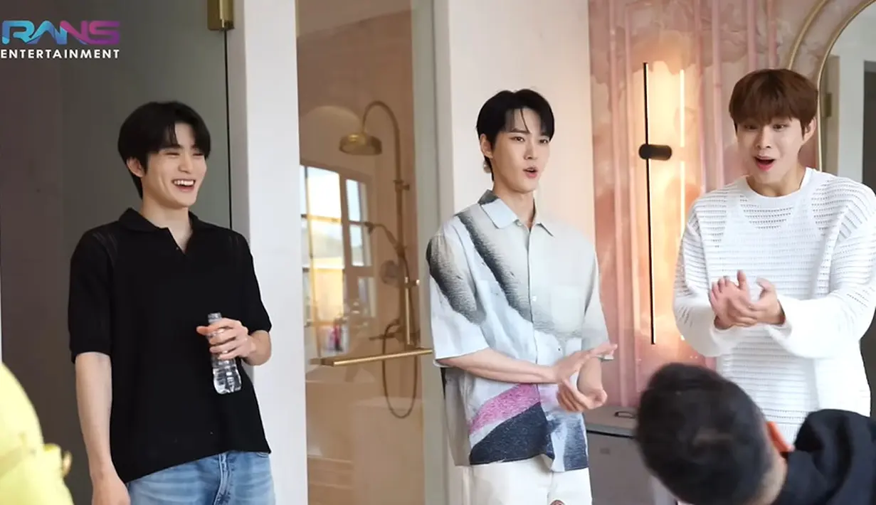 Mereka juga takjub dengan kehebatan teknologi di toilet Raffi dan Nagita. Yaitu, bathub yang dapat digunakan untuk pijat. (Foto: YouTube Rans Entertainment)