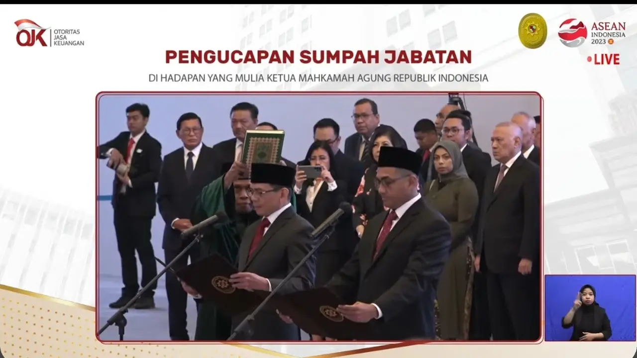 Pengucapan sumpah jabatan Agusman sebagai dan Hasan Fawzi sebagai ADK OJK periode 2023-2028.