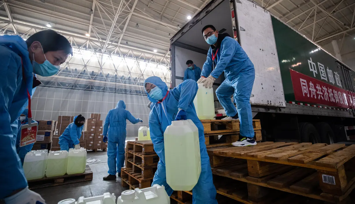 Anggota staf dan sukarelawan mengenakan masker menyiapkan pasokan medis di convention hall yang telah diubah menjadi rumah sakit darurat di Wuhan, Hubei, China (4/2/2020). Pihak berwenang menyediakan fasilitas, tempat tidur, dan perawatan medis untuk pasien terinfeksi virus corona. (AFP/STR)