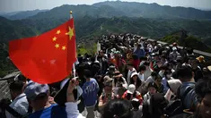 Orang-orang memanjat Tembok Besar China di Badaling, utara Beijing, hari pertama dari 5 hari libur nasional Hari Buruh atau May Day, Rabu (1/5/2024). (GREG BAKER / AFP)