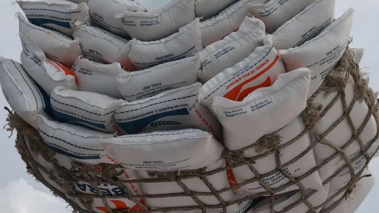 Efektif Stabilkan Harga, Presiden Jokowi Teruskan Bantuan Pangan Bulog Sampai Maret 2024