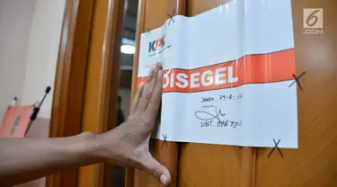 Kertas bertuliskan "Disegel" tertempel di salah satu ruangan lantai 4 Gedung Karsa Kementerian Perhubungan, Jakarta, Kamis (24/8). Ruangan itu adalah tempat kerja Dirjen Perhubungan Laut Kementerian Perhubungan Antonius Tonny Budiono. (Liputan6.com/Pool)