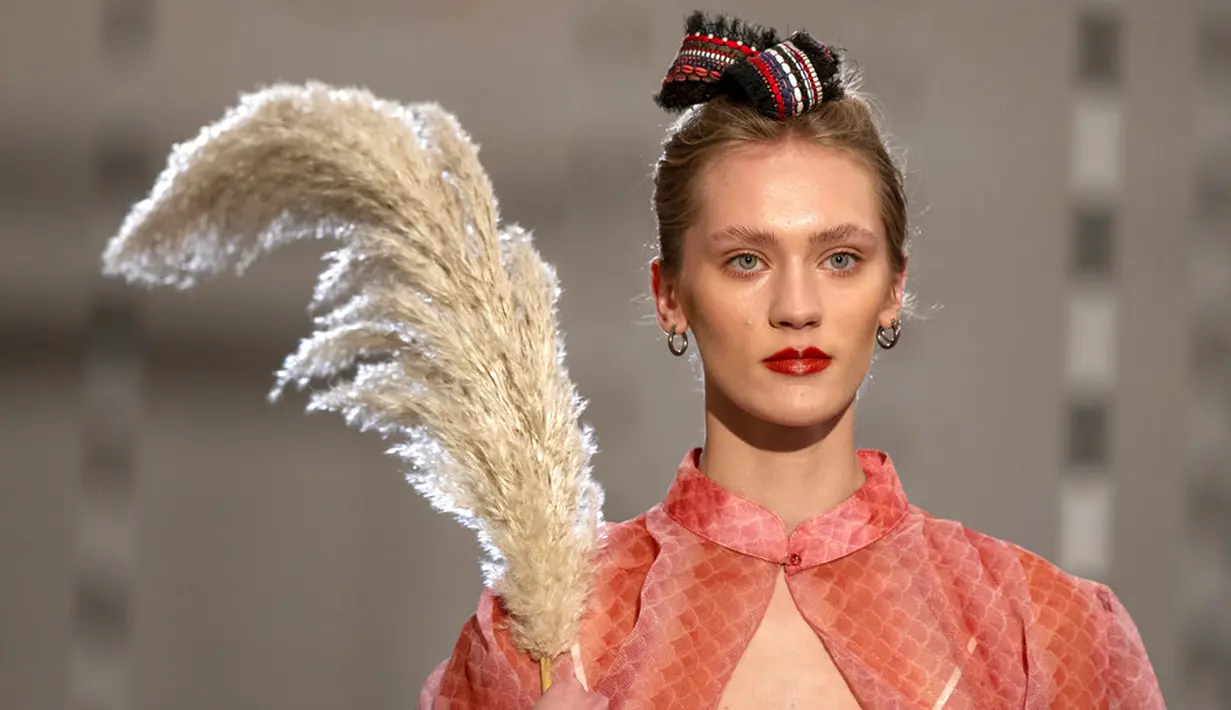Seorang model mempersembahkan kreasi desainer Lithuania Akvile Jancauskaitepada festival mode Fashion Infection di Vilnius, Lithuania, Jumat (16/10/2020). Fashion Infection merupakan festival mode tahunan paling terkemuka di Lithuania. (AP Photo/Mindaugas Kulbis)