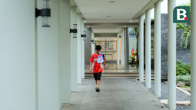 Seorang atlet berjalan di lorong asrama PB Djarum, Kudus, Jawa Tengah