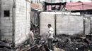 Warga mencari sisa harta benda usai kebakaran menghanguskan Kelurahan Kebon Kosong, Kemayoran, Jakarta, Rabu (26/12). Tidak ada korban tewas dalam kebakaran tersebut. (Liputan6.com/Faizal Fanani)