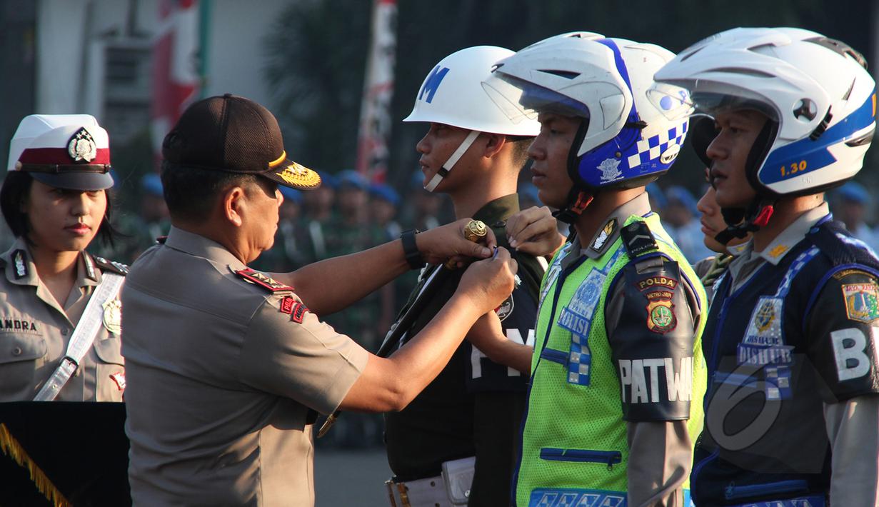 Kapolda, Irjen Pol Unggung Cahyono memeriksa kesiapan anggotanya pada apel "operasi patuh jaya 2015" di lapangan dit lantas Polda metro jaya, Jakarta, Rabu (27/5/2015). Operasi dimulai hari ini hingga tanggal 11 Juni 2015.  (Liputan6.com/Herman Zakharia)