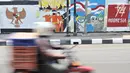 Pengendara melintas di depan mural bertema Kemerdekaan Indonesia yang dibuat PPSU Kelurahan Pondok Bambu di Jalan Kolonel Sugiono, Jakarta, Selasa (13/8/2019). Mural dalam rangka menyambut Hari Kemerdekaan pada 17 Agustus itu sekaligus mempercantik jalanan Ibu Kota. (merdeka.com/Iqbal S Nugroho)