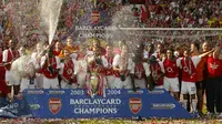 Arsenal juara Liga Inggris 2003/2004 tanpa terkalahkan. Arsenal mampu menjuarai Liga Inggris untuk ketiga kalinya di era Premier League pada musim 2003/2004, sekaligus gelar terakhir mereka hingga kini. The Gunners mampu menjuarai musim tersebut tanpa sekalipun menderita kekalahan, 26 kali menang dan 12 kali imbang dari 38 laga dengan meraih total 90 poin. (AFP/Jim Watson)