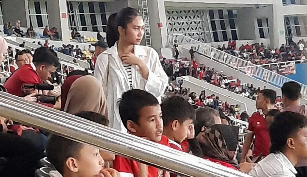 <p>Azizah Salsha memberikan dukungan langsung kepada sang suami yang merupakan bek Timnas Indonesia U-23 Pratama Arhan. Selebgram yang akrab disapa Zize itu hadir di tribun VIP Stadion Manahan, Solo, Sabtu (9/9/2023), saat Timnas Indonesia U-23 menang 9-0 atas Chinese Taipei pada Kualifikasi Piala Asia U-23 2024. (foto: Liputan6.com/Fajar Abrori)</p>