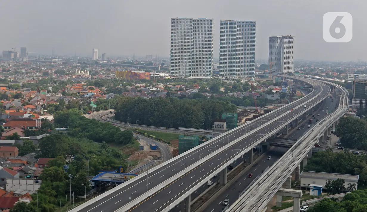 Kendaraan roda empat melintas di Tol Layang Jakarta-Cikampek, Bekasi, Jawa Barat, Minggu (7/6/2020). Djoko Dwijono Direktur Utama PT Jasamarga Jalan Layang Cikampek (JJC) selaku operator jalan tol layang mengatakan operasional akan dilakukan secara bertahap. (Liputan6.com/Herman Zakharia)