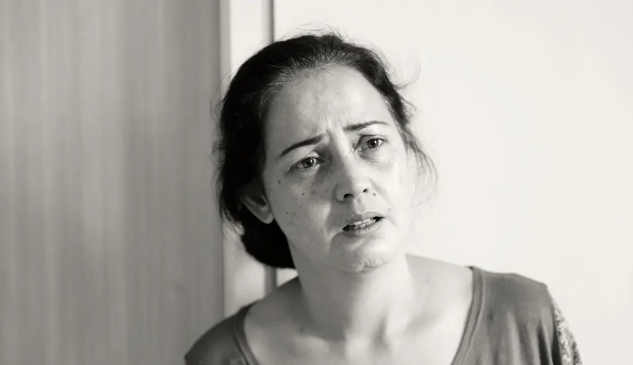 Roweina Umboh berusaha tegar menghadapi kepergian suaminya. (Galih W. Satria/Bintang.com)