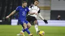Gelandang Chelsea, Mateo Kovacic bersaing dengan bek Fulham, Kenny Tete pada lanjutan Liga Inggris yang berlangsung di Craven Tottage pada Minggu (17/1/2021) dini hari WIB. Chelsea berhasil meraih kemenangan 1-0 atas Fulham lewat gol tunggal Mason Mount. (John Walton/Pool via AP)