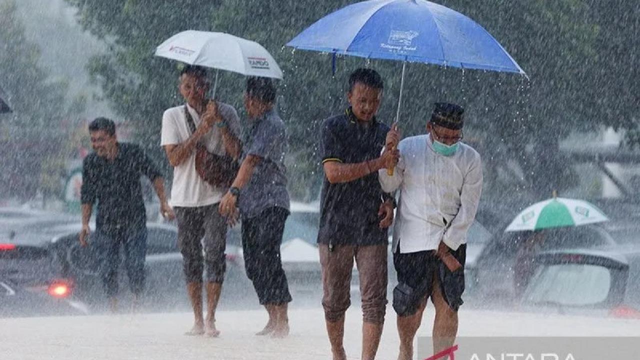 Prakiraan Cuaca BMKG: Waspada Hujan Petir, Banjir Rob, dan Cuaca Panas Maksimum di Seluruh RI pada Sabtu