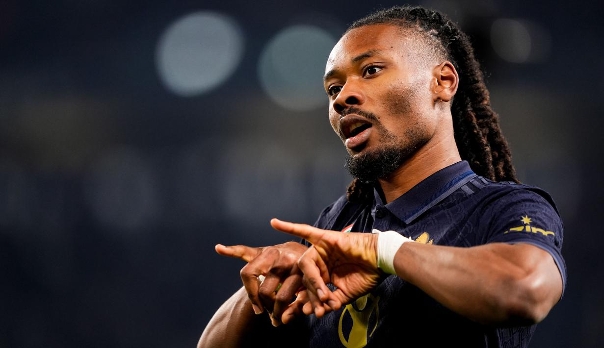 Khephren Thuram bermain luar biasa saat membawa Juventus mengandaskan Hellas Verona. Pemain 23 tahun itu bukan hanya berandil mencetak gol pemecah kebuntuan, tetapi juga menyumbang assist bagi gol Koopmeiners. (Fabio Ferrari/LaPresse via AP)