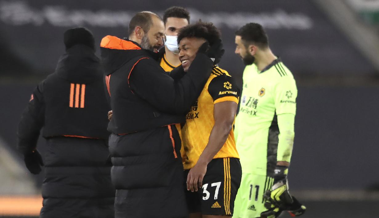 Manajer tim Wolverhampton Wanderers, Nuno Espirito Santo merayakan kemenangan 1-0 atas Leeds United bersama gelandang Adama Traore usai berakhirnya laga Lanjutan Liga Inggris 2020/21 pekan ke-25 di Molineux Stadium, Jumat (19/2/2021). Wolverhampton menang 1-0 atas Leeds. (AP/Alex Pantling/Pool)