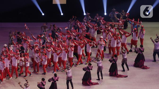 Kontingen Indonesia melintas saat upacara pembukaan SEA Games 2019 di Philipine Arena Bulacan, Manila, Sabtu (30/11/2019). Pesta olahraga se-Asia Tenggara ini akan berlangsung hingga 11 Desember. (Bola.com/M Iqbal Ichsan)