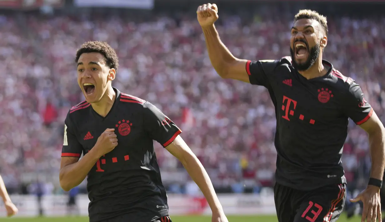Selebrasi gelandang Bayern Munchen, Jamal Musiala (kiri) bersama Maxim Choupo-Moting setelah mencetak gol kedua ke gawang FC Cologne pada laga pekan terakhir Liga Jerman 2022/2023 di Cologne, Jerman (27/5/2023). (AP Photo/Matthias Schrader)