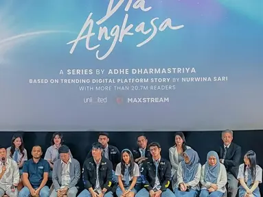 Pemain yang turut serta membintangi series Dia Angkasa mengenakan seragam SMA di acara konferensi pers tersebut. Sejak awal direncanakan akan dijadikan series, pembaca sudah sangat menantikan series tersebut. Namun niat menonton diurungkan oleh tak sedikit pembaca karena pemainnya tak sesuai ekspektasi, bahkan meminta series tersebut tak perlu ditayangkan. (Liputan6.com/IG/@diaangkasaofficial)