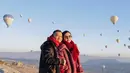 <p>Reuni dengan keluarga besar Atta Halilintar, Ashanty tampil begitu mempesona dengan jaket tebal, rok panjang warna merah saat berada di Cappadocia. (Instagram/ashanty_ash).</p>