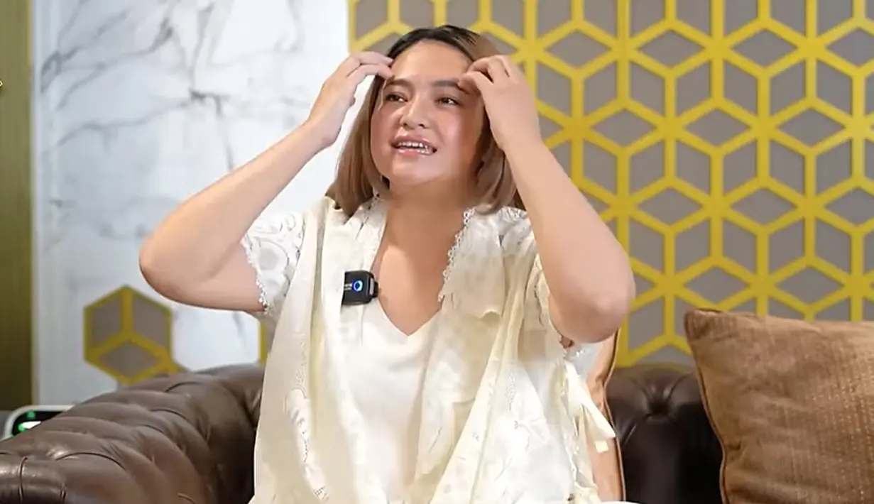 Dengan hebohnya foto tersebut sampai ada temannya yang menghubungi dan minta penjelasan. Marshanda mengaku heran dengan reaksi warganet dan orang sekitarnya. [Youtube/NGOBROL ASIX]