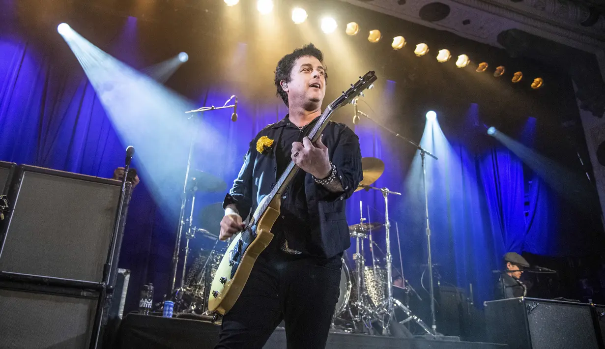 Personel grup band Green Day Billie Joe Armstrong tampil di Metro, Chicago, Amerika Serikat, 29 Juli 2022. (Photo by Amy Harris/Invision/AP)