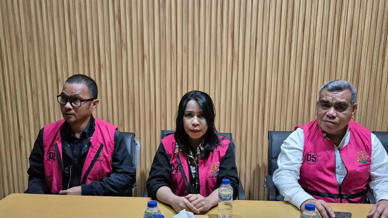 Tersangka korupsi proyek irigasi dan PT Jamkrida NTT saat ditahan Kejati NTT (Liputan6.com/Ola Keda)