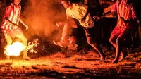 Pertunjukan sepak sawut atau bola api turut meramaikan gelaran Festival Isen Mulang 2019 yang digelar di Palangkaraya. (Liputan6.com/ Kementerian Pariwisata)