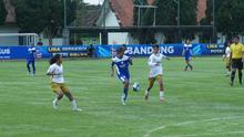 Momen Akademi Persib Putri U-15 harus puas berbagi poin dengan Goal Aksis U-15 pada laga lanjutan Hydroplus Soccer League U-15 seri Bandung. Bertanding di lapangan Pusdikpom, Cimahi, Sabtu (7/2/2026), kedua tim bermain imbang 0-0. (Muhammad Faqih/Bola.com)
