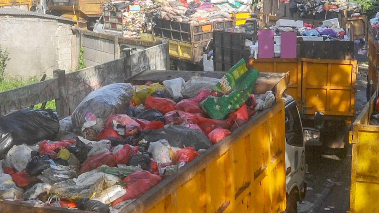 Kondisi ini terjadi akibat TPA Cipayung kelebihan kapasitas.
