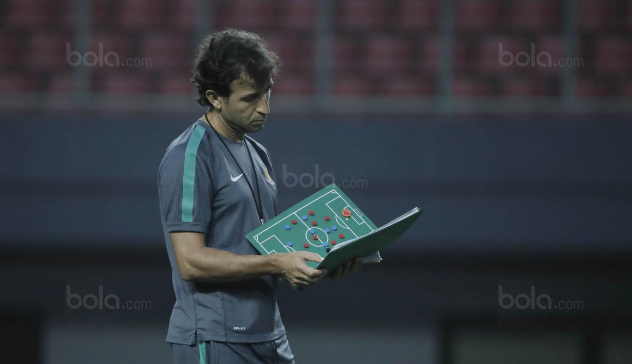 Pelatih Timnas Indonesia, Luis Milla, memimpin langsung sesi latihan jelang laga melawan Fiji di Stadion Patriot, Bekasi, Jumat, (1/9/2017). Indonesia akan menjalani laga Persahabatan melawan Fiji. (Bola.com/M Iqbal Ichsan)