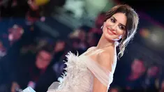 Aktris Spanyol Penelope Cruz tersenyum saat berpose menghadiri pemutaran film "Wasp Network" yang dipertunjukkan dalam kompetisi selama Venice Film Festival 2019 di Venice Lido, Italia (1/9/2019). Penelope Cruz tampil cantik mengenakan gaun putih di acara tersebut. (AFP Photo/Alberto Pizzoli)