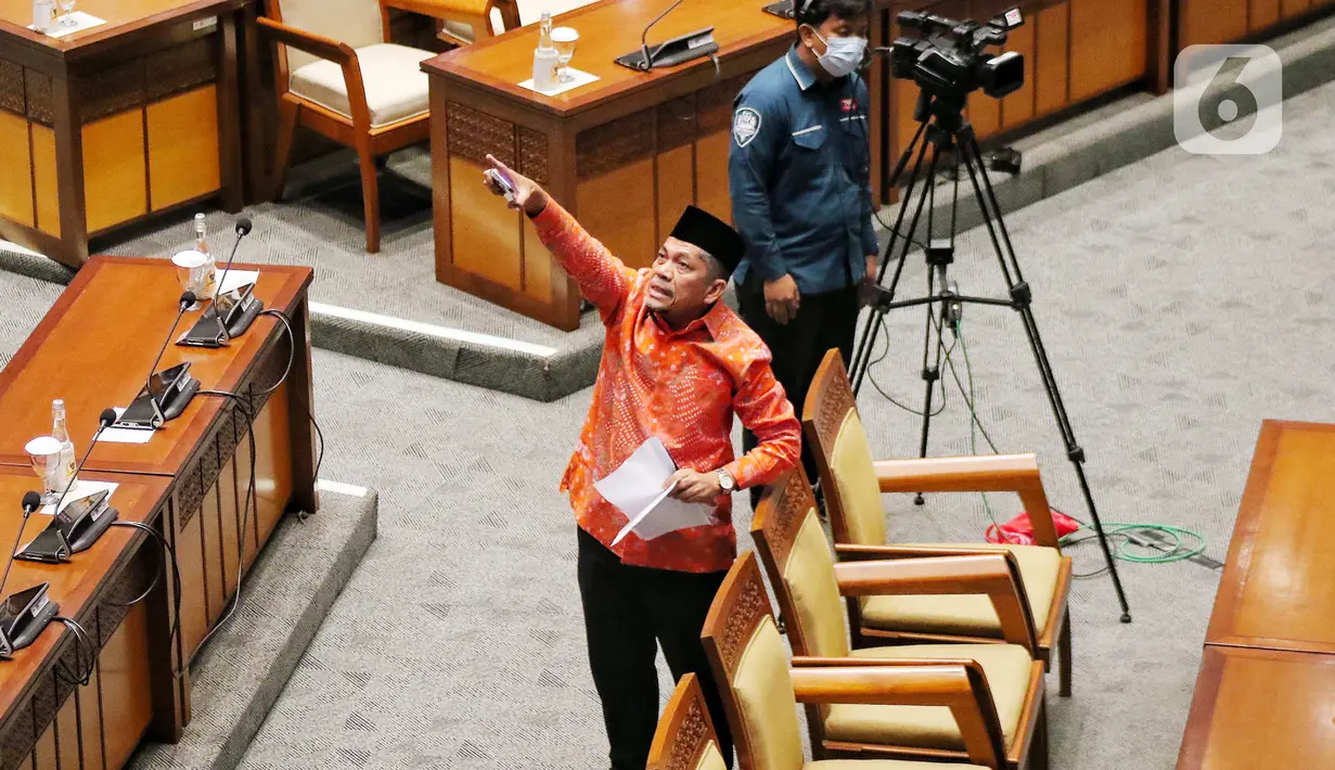 Anggota Komisi VIII DPR RI Fraksi PKS Iskan Qolba Lubis walk out (WO) saat rapat paripurna pengesahan Rancangan Undang-Undang Kitab Undang-Undang Hukum Pidana (RUU KUHP) menjadi Undang-Undang di Jakarta, Selasa (6/12/2022). Iskan Qolba Lubis mengaku tak setuju dengan dua pasal yang dianggap masih karet. (Liputan6.com/Angga Yuniar)
