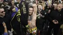 Petarung MMA, Conor McGregor, memasang jubah usai melakukan latihan terbuka di hadapan media di Las Vegas, Jumat (11/8/2017). McGregor akan bertanding melawan petinju Floyd Mayweather Jr pada  26 Agustus mendatang. (AP/John Locher)