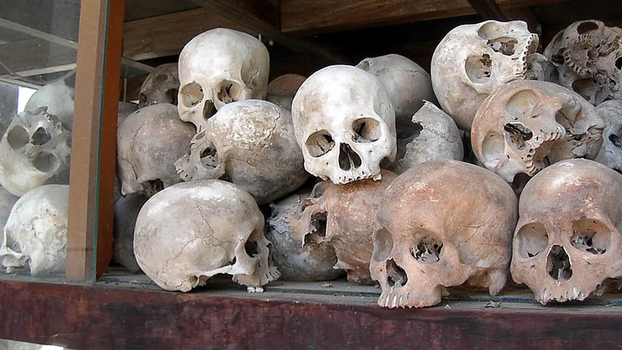 Tulang belulang korban pembantai Khmer Merah alias Genosida di Kamboja pada masa kepemimpinan Pol Pot (Wikimedia Commons)