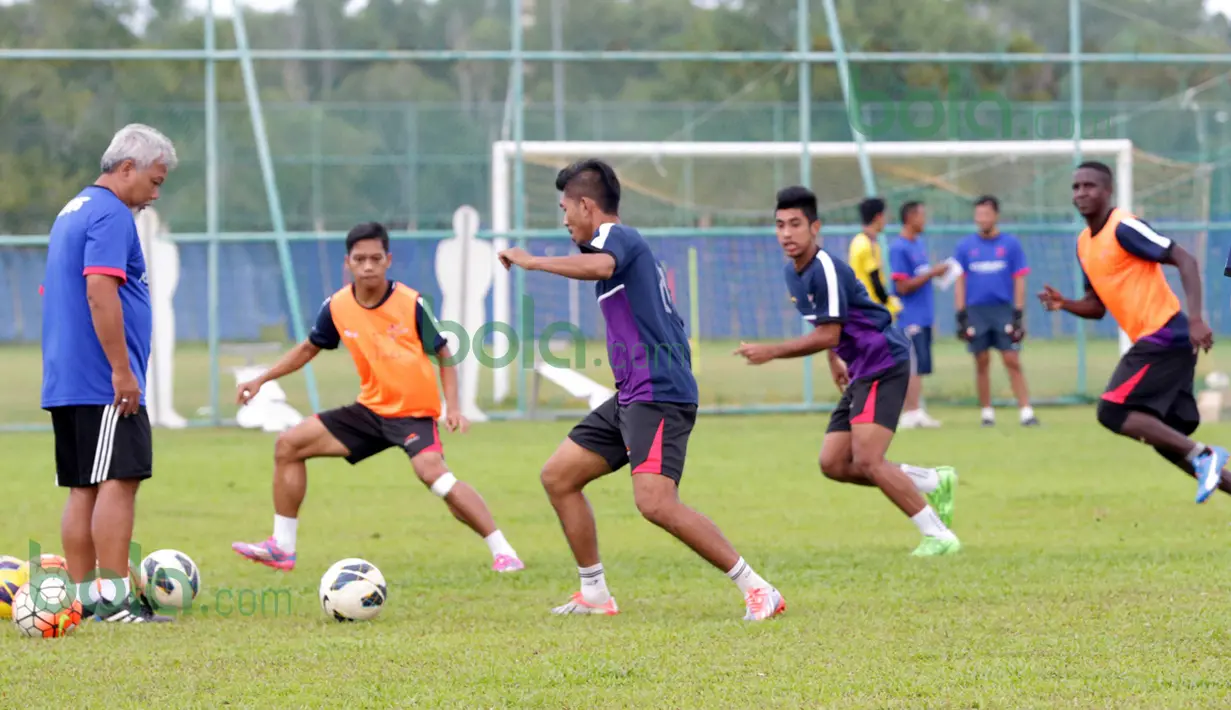 Satia Bagdja sedang memperhatikan latihan taktik bermain pemain T-Team di Lapangan Latihan Gong Badak, Kuala Terengganu, Malaysia, Selasa (26/01/2016). (Bola.com/Nicklas Hanoatubun)