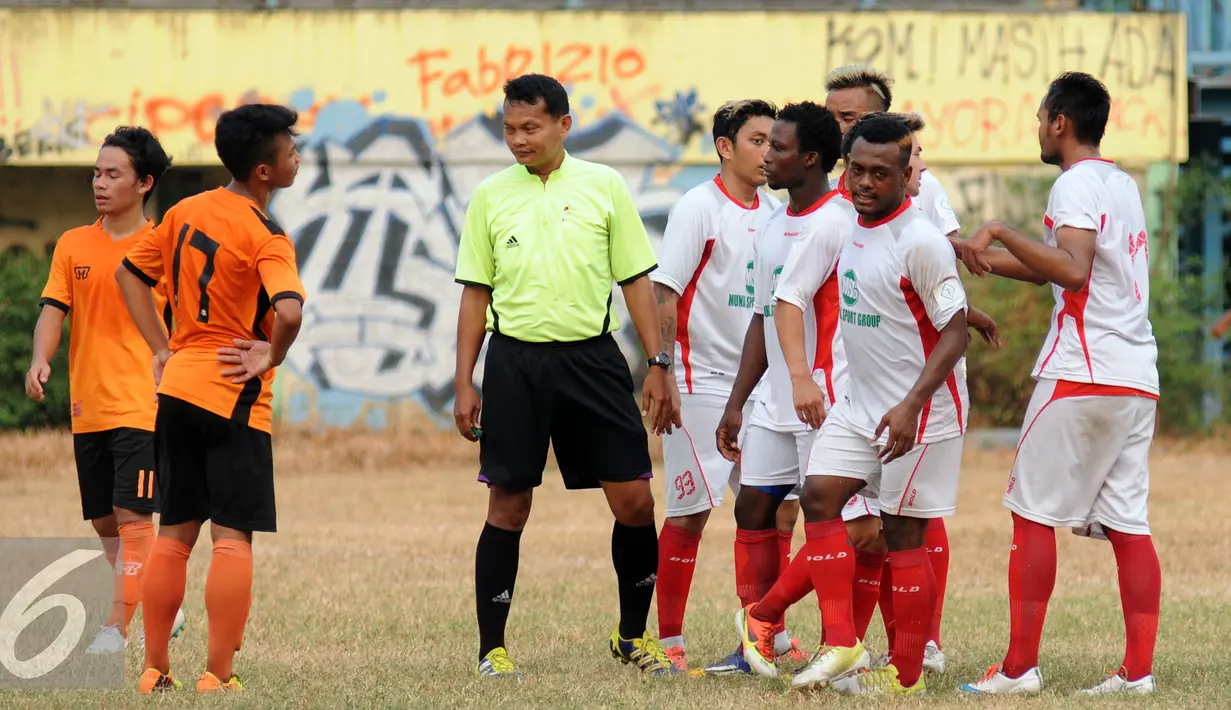 Pesepakbola Persipasi Bandung Raya (PBR) dan Villa 2000 bersitegang saat laga uji coba di StadionLebakBulus Jakarta, Sabtu (22/8/2015). Uji tanding ini merupakan persiapan PBR menghadapi turnamen Piala Presiden 2015. (Liputan6.com/Helmi Fithriansyah)