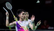 Pebulu tangkis ganda putra Indonesia, Nikolaus Joaquin/Raymond Indra berusaha mengembalikan kok ke arah pasangan Prancis, Eloi Adam/Leo Rossi dalam laga babak 32 besar Indonesia Masters 2026 di Istora, Senayan, Jakarta, Selasa (20/01/2026). (Bola.com/Bagaskara Lazuardi)