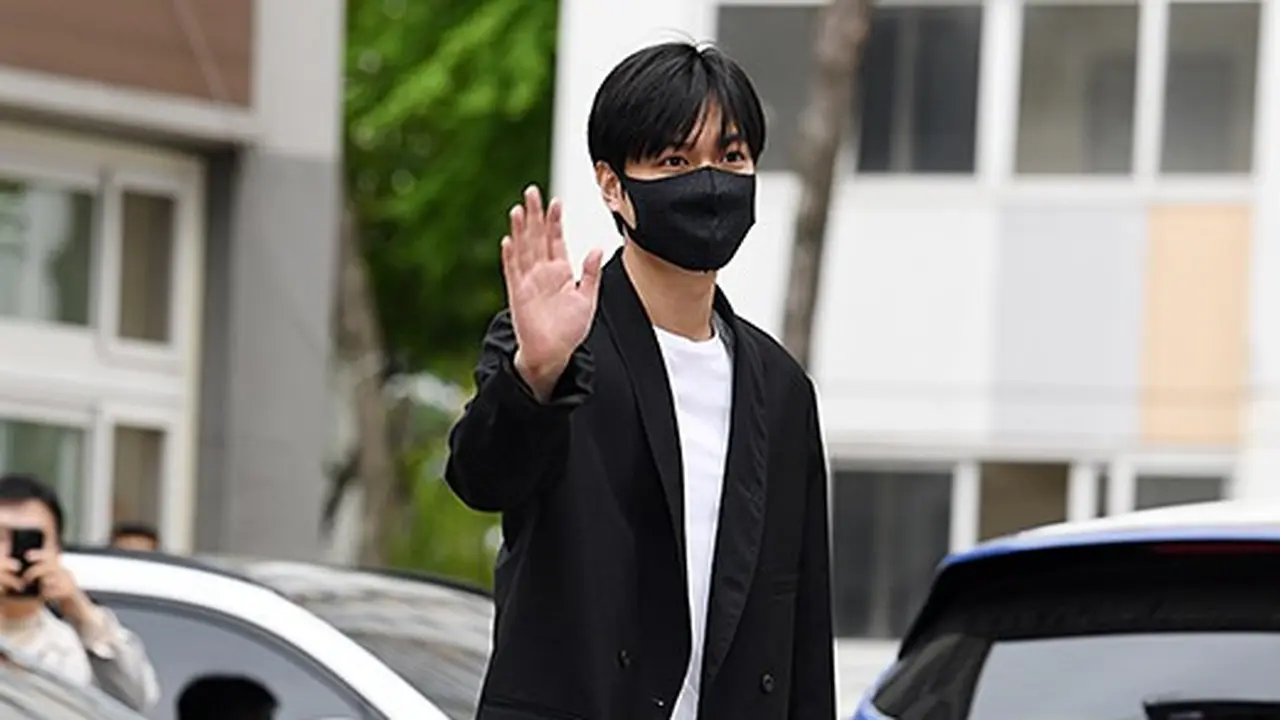 [Fimela] Penampilan Perdana Lee Min Ho Setelah Wamil