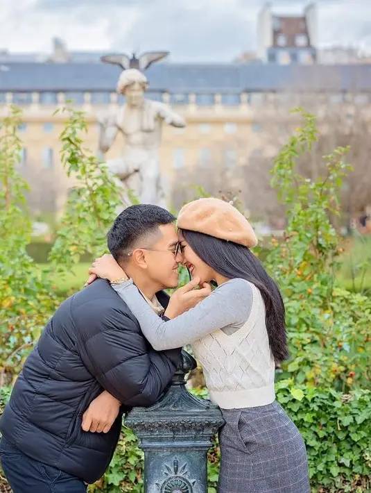 Potret mesra Kaesang dan Erina saat berlibur ke Eropa. Kaesang mengenakan puffer jacket berwarna hitam, sedangkan Erina memilih innerwear lengan panjang abu-abu yang ditumpul dengan knitted vest beige, dan rok pendek bermotif kotak-kotak. Foto: Instagram.
