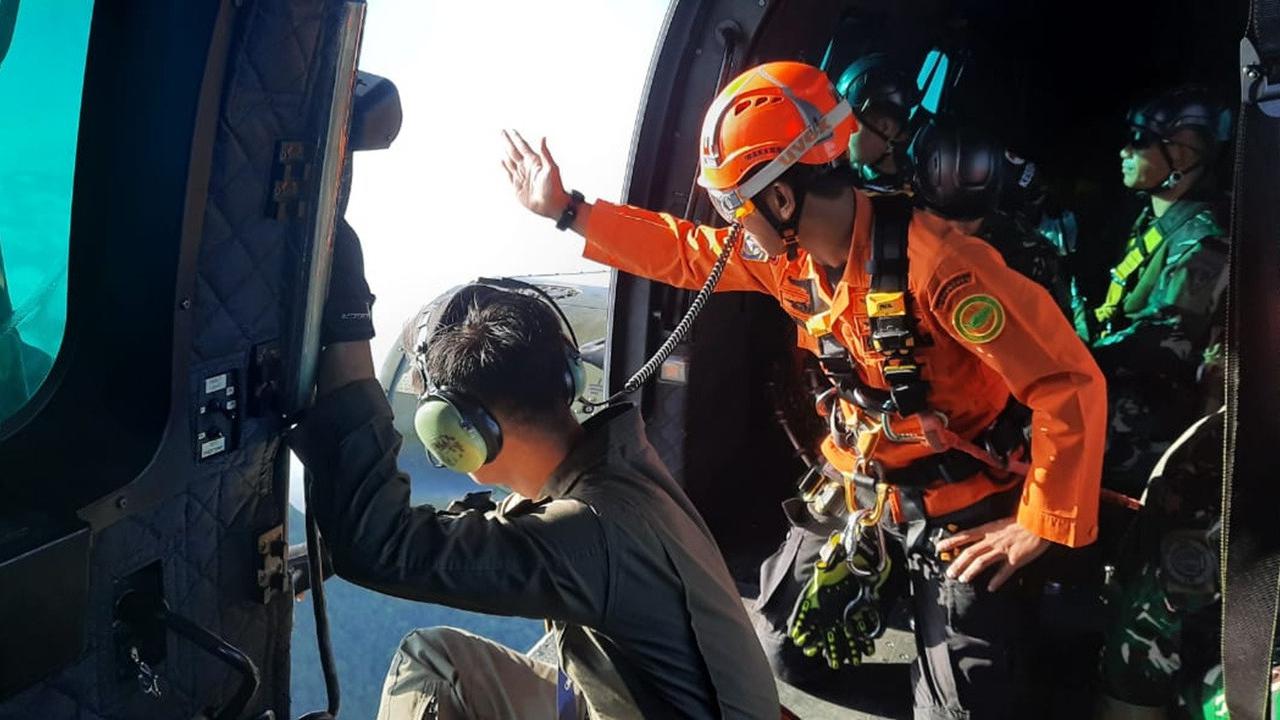 Heli Caracal Pantau dari Atas, Terlihat Badan dan Ekor Diduga Pesawat ATR 42-500 di Utara Puncak Gunung Bulusaraung