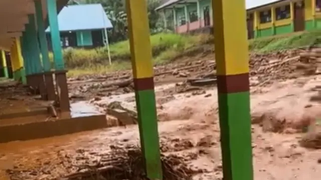 Banjir bandang melanda wilayah Konawe Utara diduga aktivitas perusahaan tambang PT Manunggal menjadi penyebabnya.(Liputan6.com/Ahmad Akbar Fua)